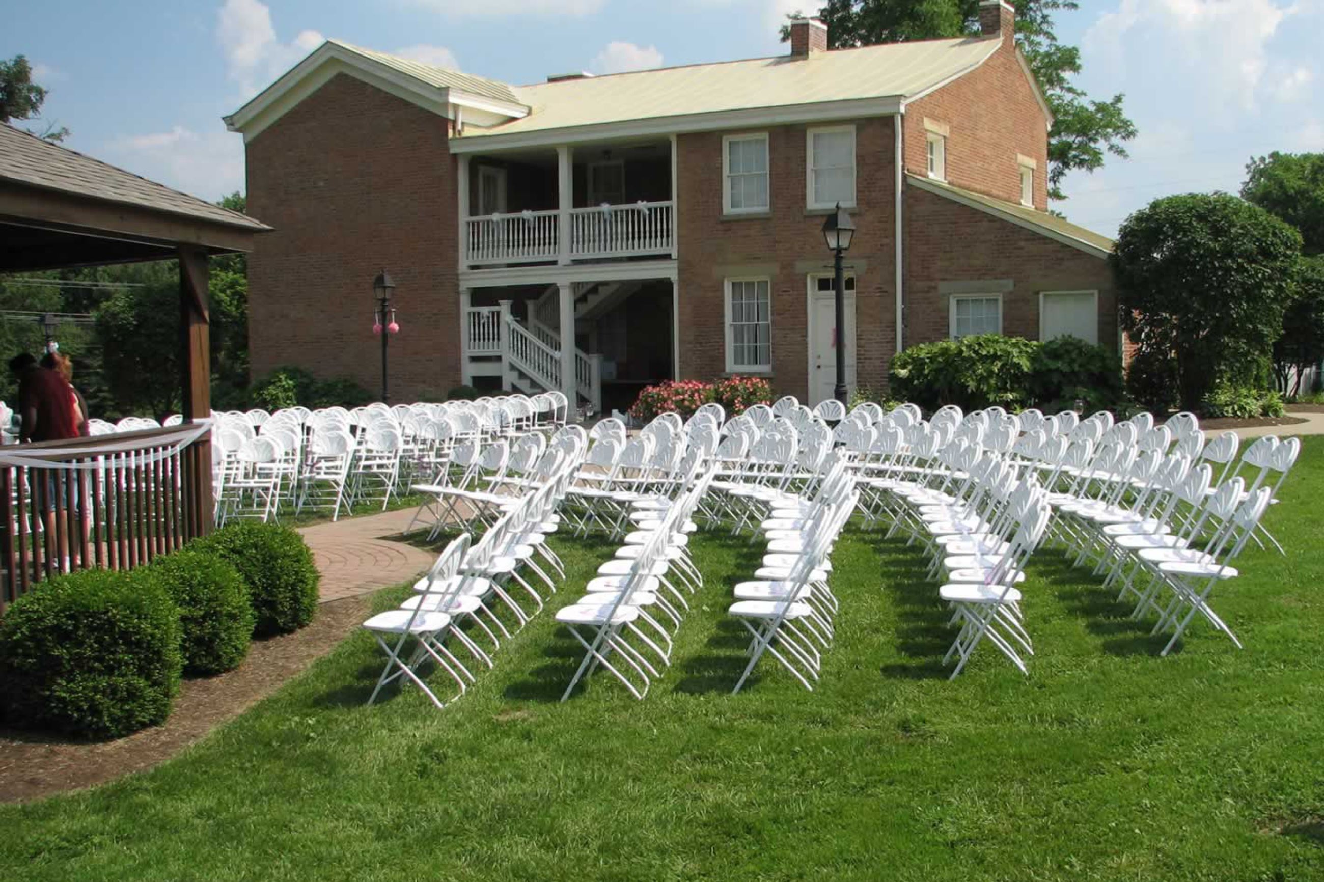 mansion_outside_chairs